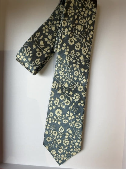 Burberry Silk tie with flowers