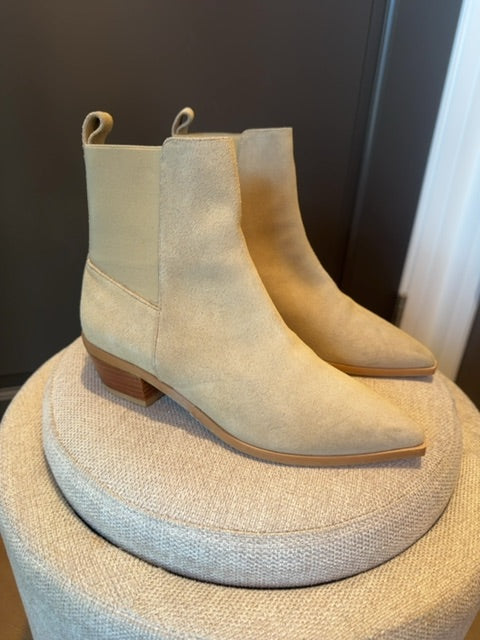 Flattered Boots Suede