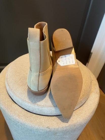 Flattered Boots Suede