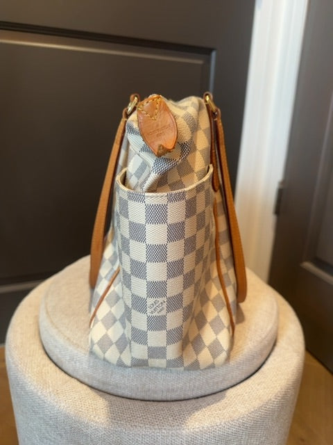 Louis Vuitton Totally MM tote bag in the Damier Azur canvas with Vachetta leather trim