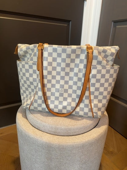 Louis Vuitton Totally MM tote bag in the Damier Azur canvas with Vachetta leather trim