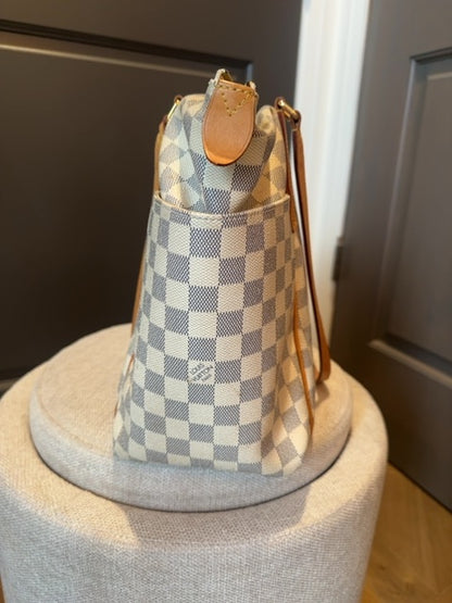Louis Vuitton Totally MM tote bag in the Damier Azur canvas with Vachetta leather trim